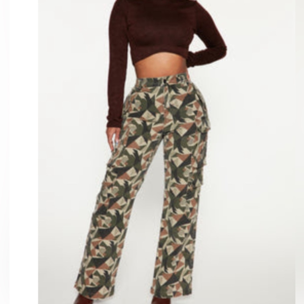 CUTE Trendy Cargo camo pants!